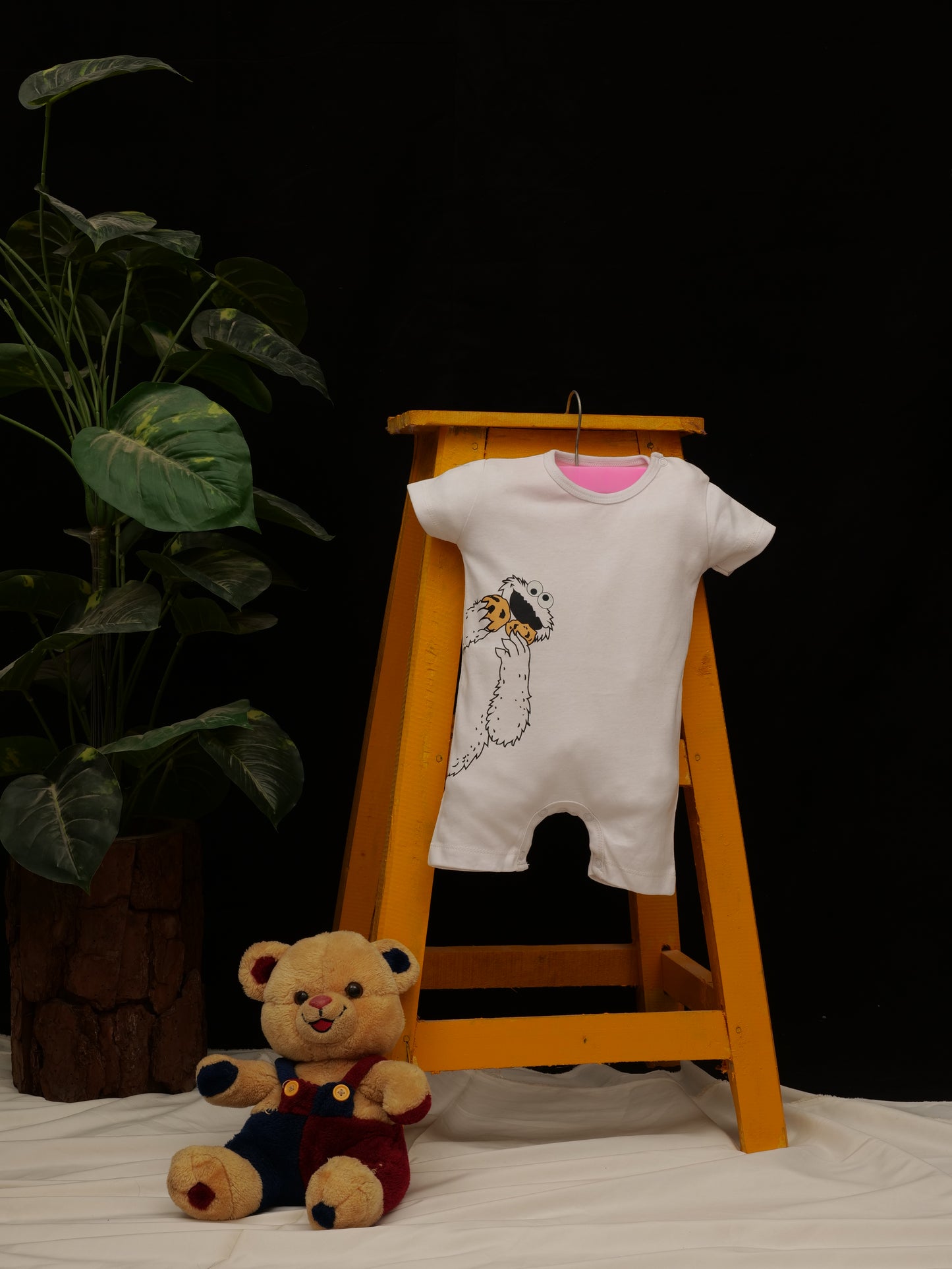 Adorable White Baby Romper – Soft Cotton Infant Jumpsuit with Cute Cartoon Print